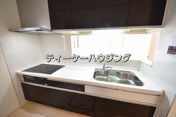 対面式キッチンからはご家族の笑顔を眺めながらお料理して頂けます。毎日の炊事が楽しくなりますね。
