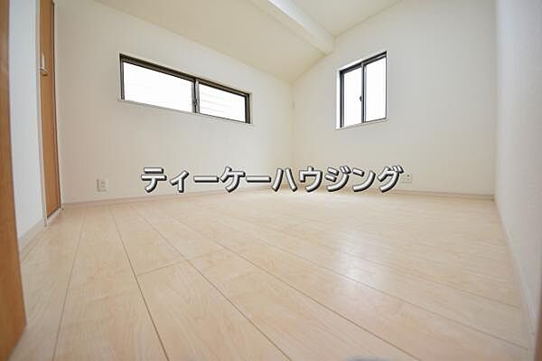 日当たり良好です。2面彩光の明るい居室。