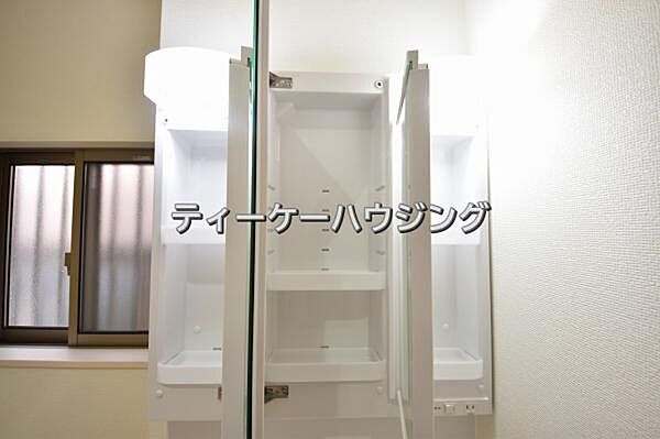 三面鏡の裏には収納がたっぷり。洗面室をすっきりきれいに使えます。