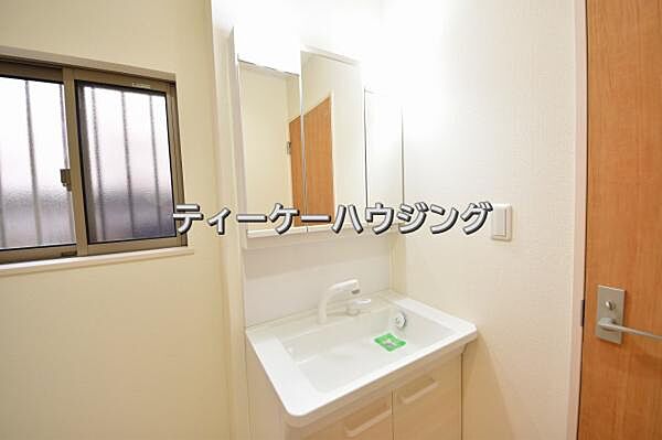 清潔感のあるボウル。開放感ある空間と、十分な大きさの鏡も自慢です。