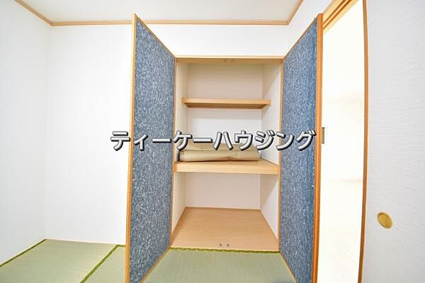 大家族にもご対応可能な大型収納が、各居室に標準装備されております。