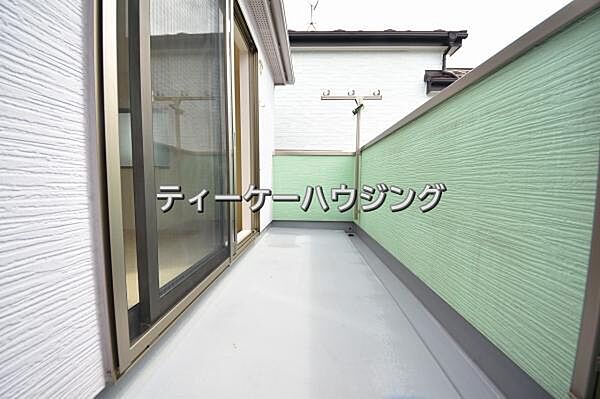 広々したバルコニーは日々の暮らしに、ゆとりと優雅さをもたらしてくれる筈です。