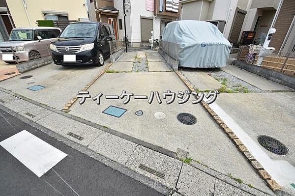 間口が広くて、停めやすい駐車スペースです。