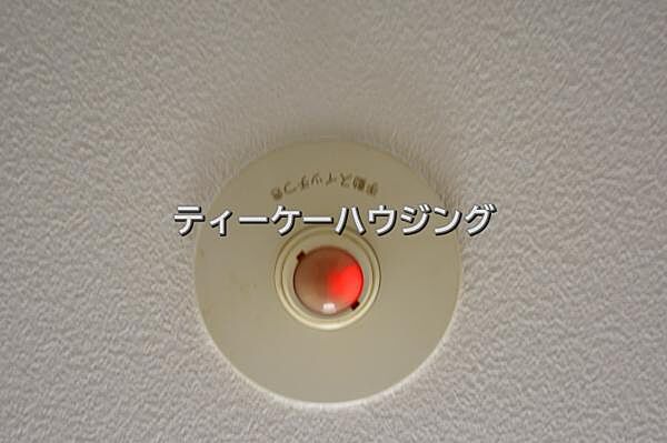 玄関には人感センサー付きの照明を設置しました。