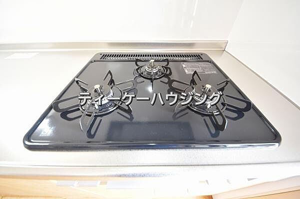 三つの調理が同時に出来てお料理時間を一気に短縮。三口ホーロートップコンロ