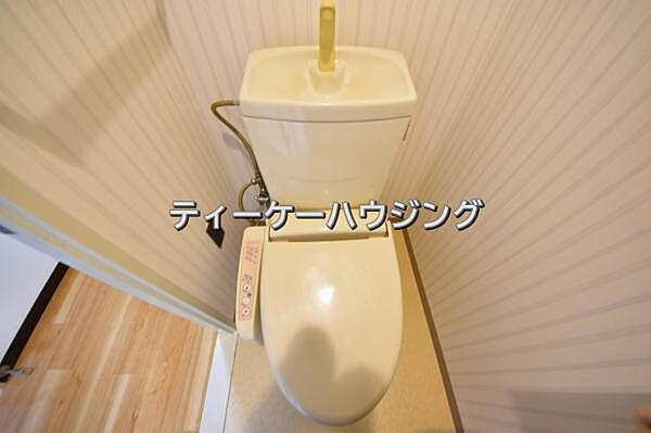 温水洗浄機能付き便座を標準装備。清潔で快適な空間を演出します。
