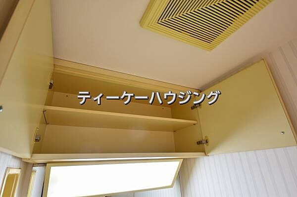 洗面所に収納があると助かりますよね。