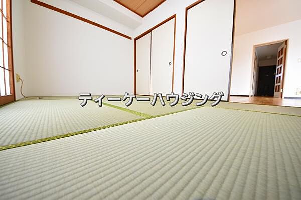 畳には空気が多く含まれているので、空気の層が音を吸収。元気いっぱいの子供さんも伸び伸び遊べます。