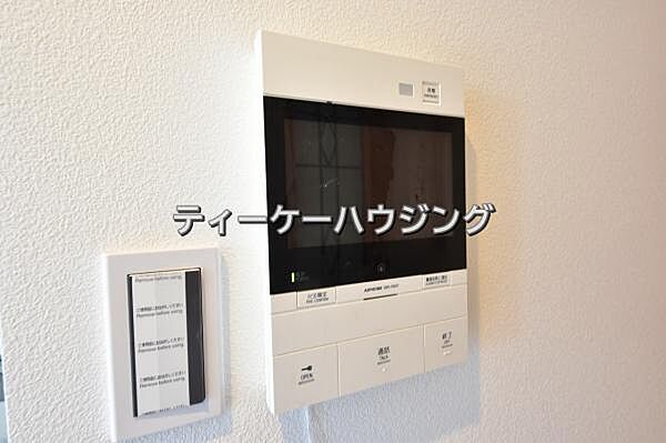 室内から来訪者の確認ができます。モニター付きインターフォン