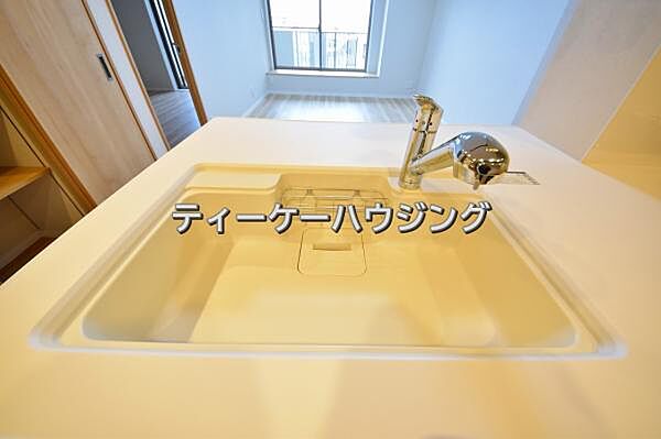 家族と触れ合いを大切にできる対面キッチンです。浄水器付きです。
