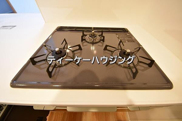 三つの調理が同時に出来てお料理時間を一気に短縮。三口ホーロートップコンロ