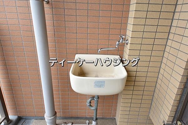 バルコニーに便利なスロップシンクがございます。