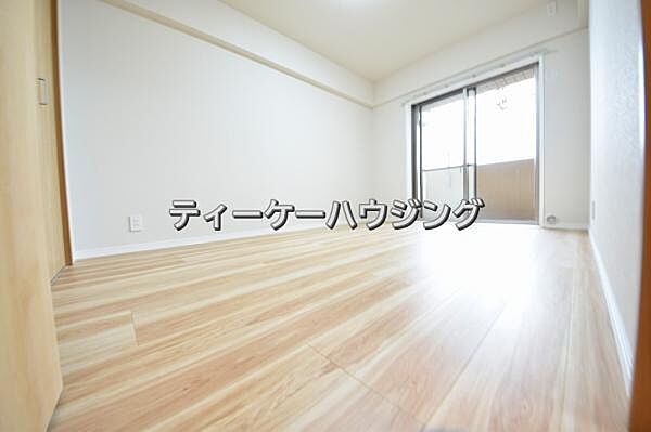 バルコニーに面した明るくて、風通しの良い心地よい洋室です。