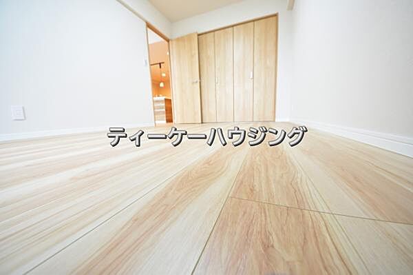 南に面した洋室は採光、通風に優れた心地よい空間です。