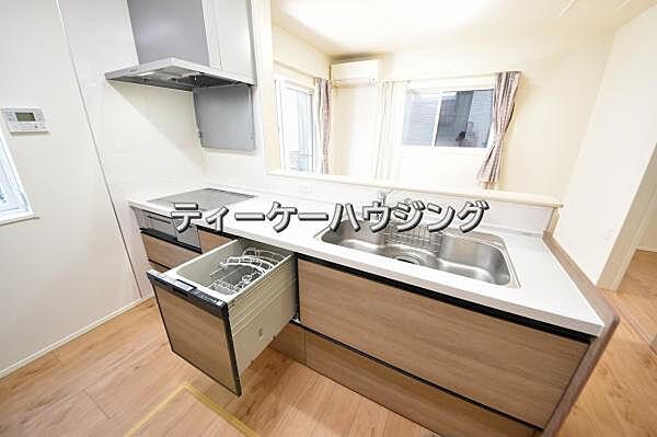 対面式キッチンからはご家族の笑顔を眺めながらお料理して頂けます。毎日の炊事が楽しくなりますね。