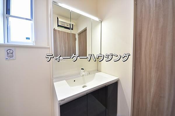 清潔感のあるボウル。開放感ある空間と、十分な大きさの鏡も自慢です。