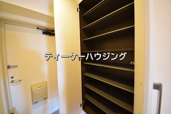 収納力たっぷり。ゆとりのシューズボックスにはママのブーツもラクラク入ります。
