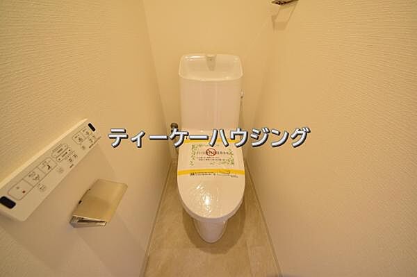 温水洗浄機能付き便座を標準装備。清潔で快適な空間を演出します。