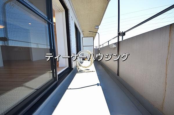 広々したバルコニーは日々の暮らしに、ゆとりと優雅さをもたらしてくれる筈です。