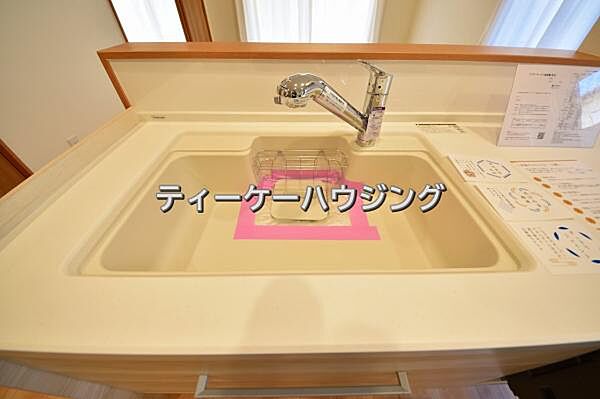 家族と触れ合いを大切にできる対面キッチンです。浄水器付きです。