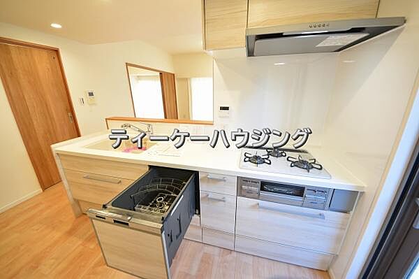 対面式キッチンからはご家族の笑顔を眺めながらお料理して頂けます。毎日の炊事が楽しくなりますね。