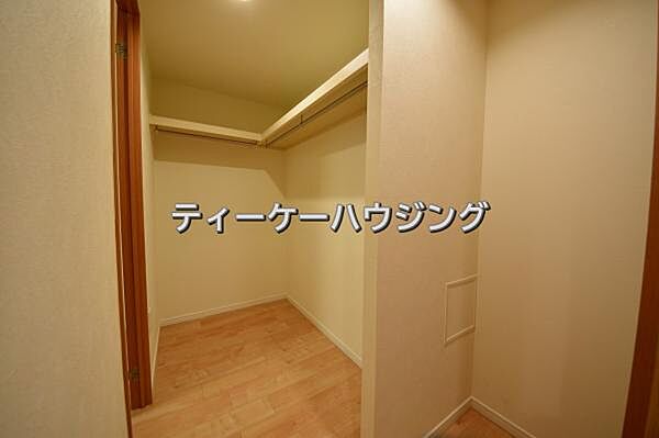 女性に嬉しい大容量のウォークインクローゼット。収納場所を気にせず、ママも安心してオシャレを楽しめます