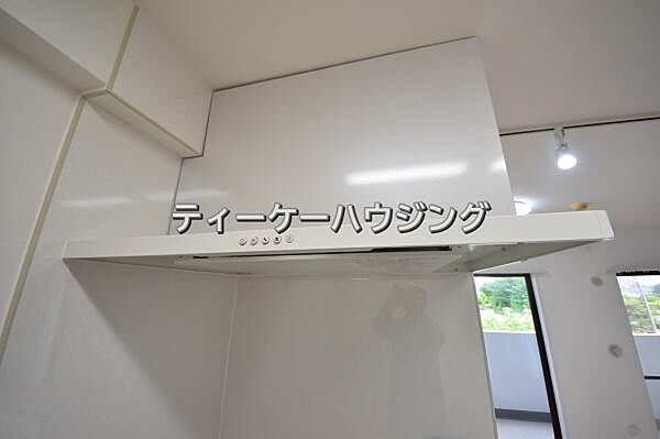 お掃除しやすくいつまでも清潔にお使いいただける手元ライト付き換気扇