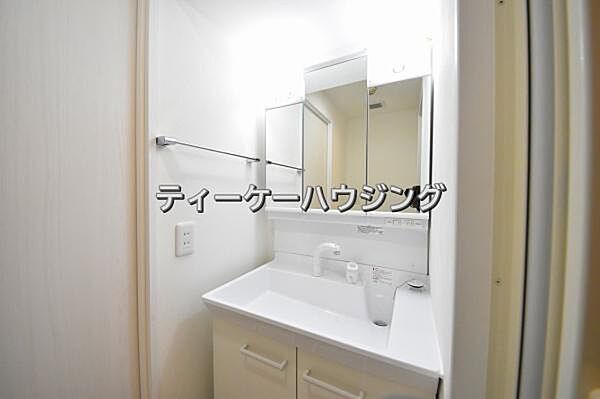 清潔感のあるボウル。開放感ある空間と、十分な大きさの鏡も自慢です。