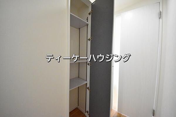 廊下に収納があると助かりますよね。