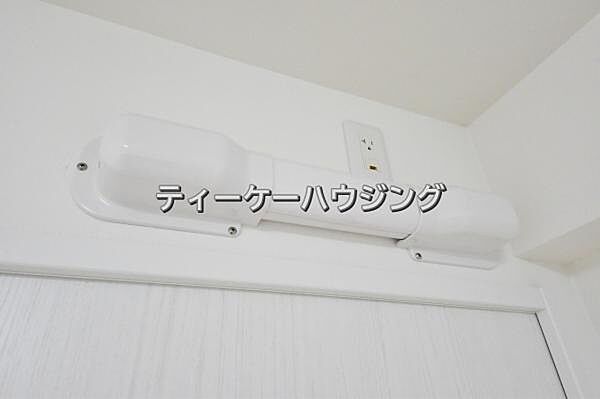 エアコンを設置出来るように先行配管を施しました。