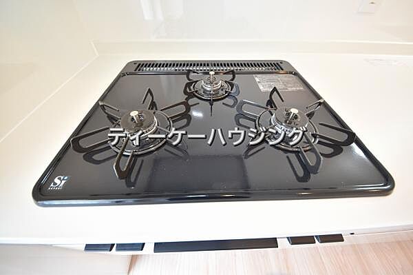 三つの調理が同時に出来てお料理時間を一気に短縮。三口ホーロートップコンロ