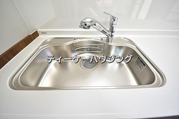 いつでも清潔に、お手入れ楽々なシンク。浄水機能を備えた水栓も魅力です。