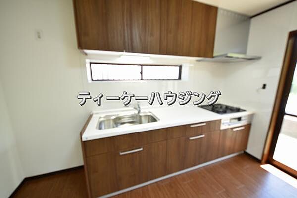 キッチンに収納が多いと助かりますよね。