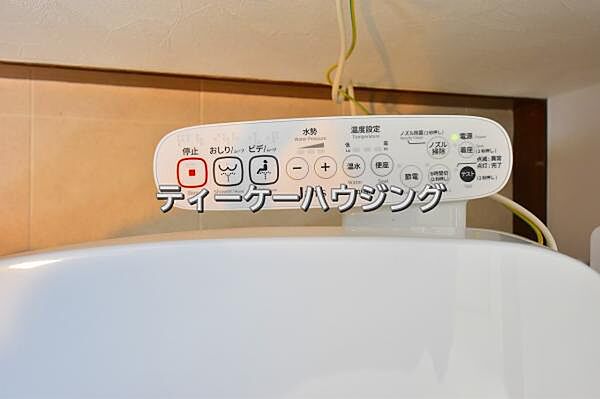 温水洗浄機能付き便座を標準装備。清潔で快適な空間を演出します。