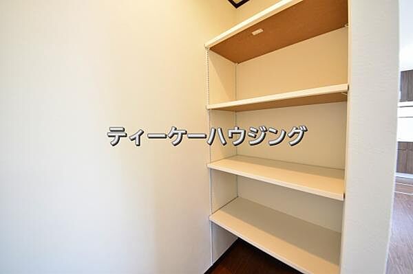 リビングに収納があると助かりますよね。
