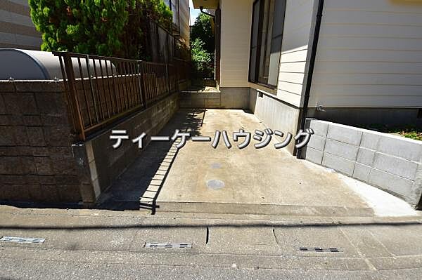 間口が広くて、停めやすい駐車スペースです。