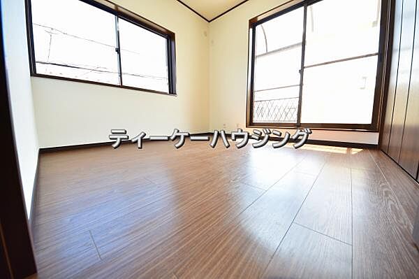 バルコニーに面した明るくて、風通しの良い心地よい洋室です。