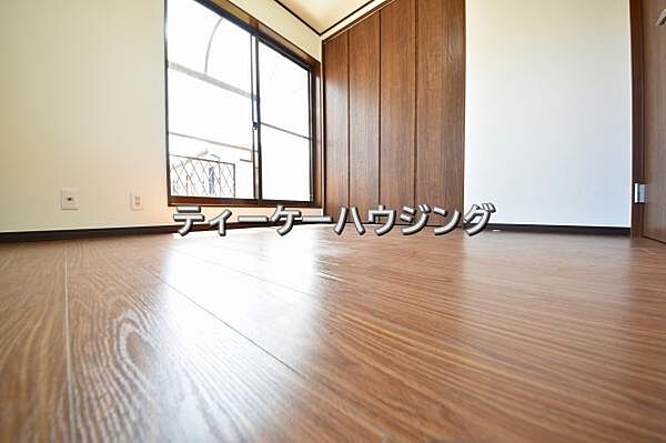 南に面した洋室は採光、通風に優れた心地よい空間です。
