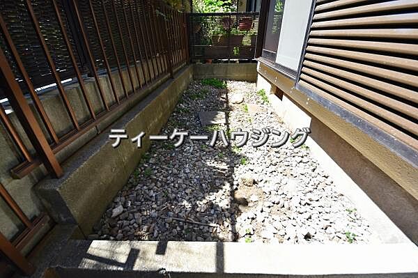 夏はビニールプールで元気に水遊び。ガーデニングや家庭菜園と腕の見せ所です。