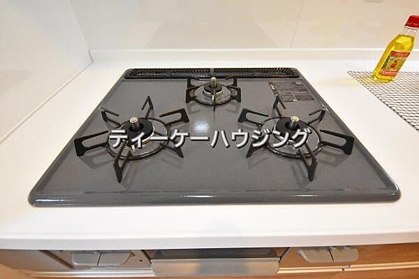 三つの調理が同時に出来てお料理時間を一気に短縮。三口ホーロートップコンロ