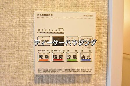 浴室暖房乾燥機がバスルーム内を換気して、カビの発生を抑えます。お洗濯物もよく乾きます。