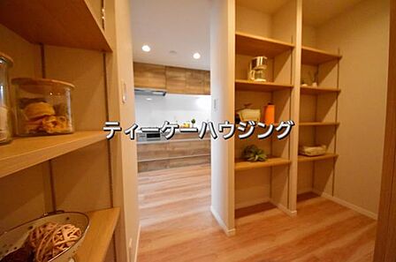 キッチン後ろに設置された大型のパントリーです。