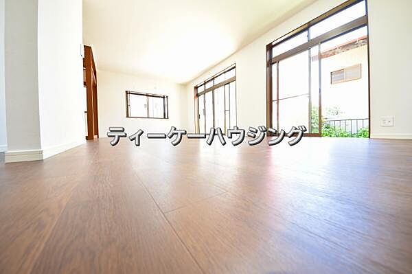 彩光をふんだんに取り入れた明るいリビングは”使いやすい形”にもこだわりました。