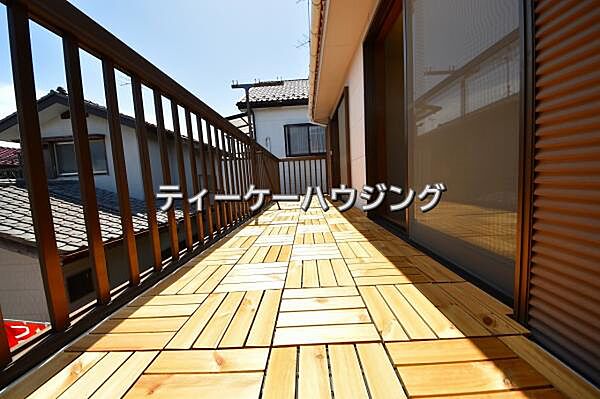 広々したバルコニーは日々の暮らしに、ゆとりと優雅さをもたらしてくれる筈です。