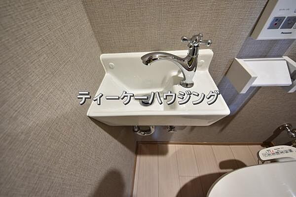 トイレには便利な手洗いを設けました。