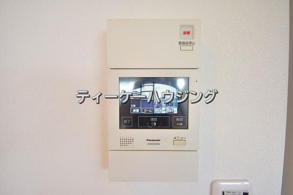 室内から来訪者の確認ができます。カラーモニター付きインターフォン