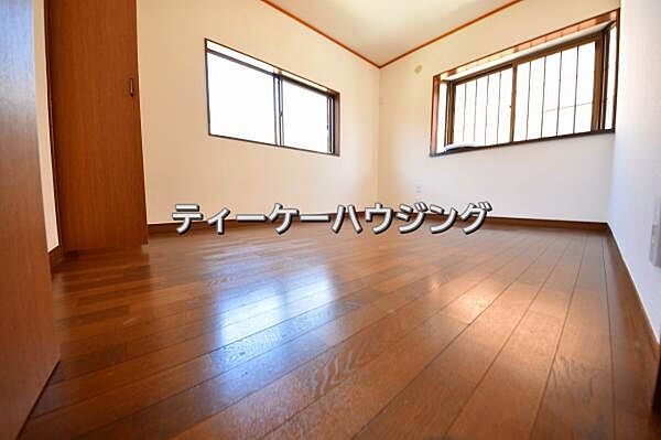 日当たり良好です。2面彩光の明るい居室。