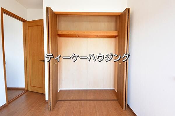大家族にもご対応可能な大型収納が、各居室に標準装備されております。