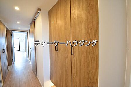 収納力たっぷり。ゆとりのシューズボックスにはママのブーツもラクラク入ります。