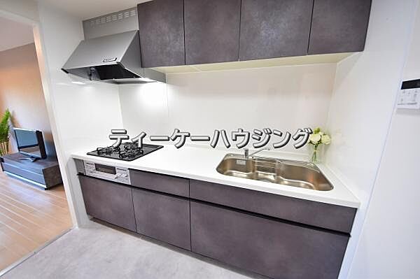 背面スペースも十分に確保された広いキッチンです。